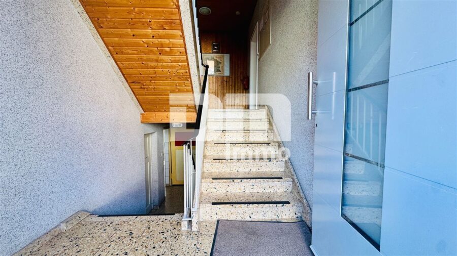 Solides Mehrfamilienhaus mit 4 Wohneinheiten auf großzügigem Grundstück + 2 Nebengebäude - Haupteingang EG